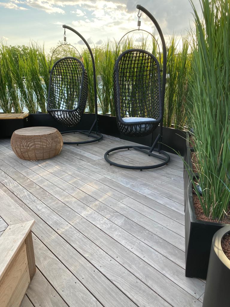 Balcons Et Terrasses De France Terrasse en Bois splendide avec mobilier et végétation, le tout à Paris