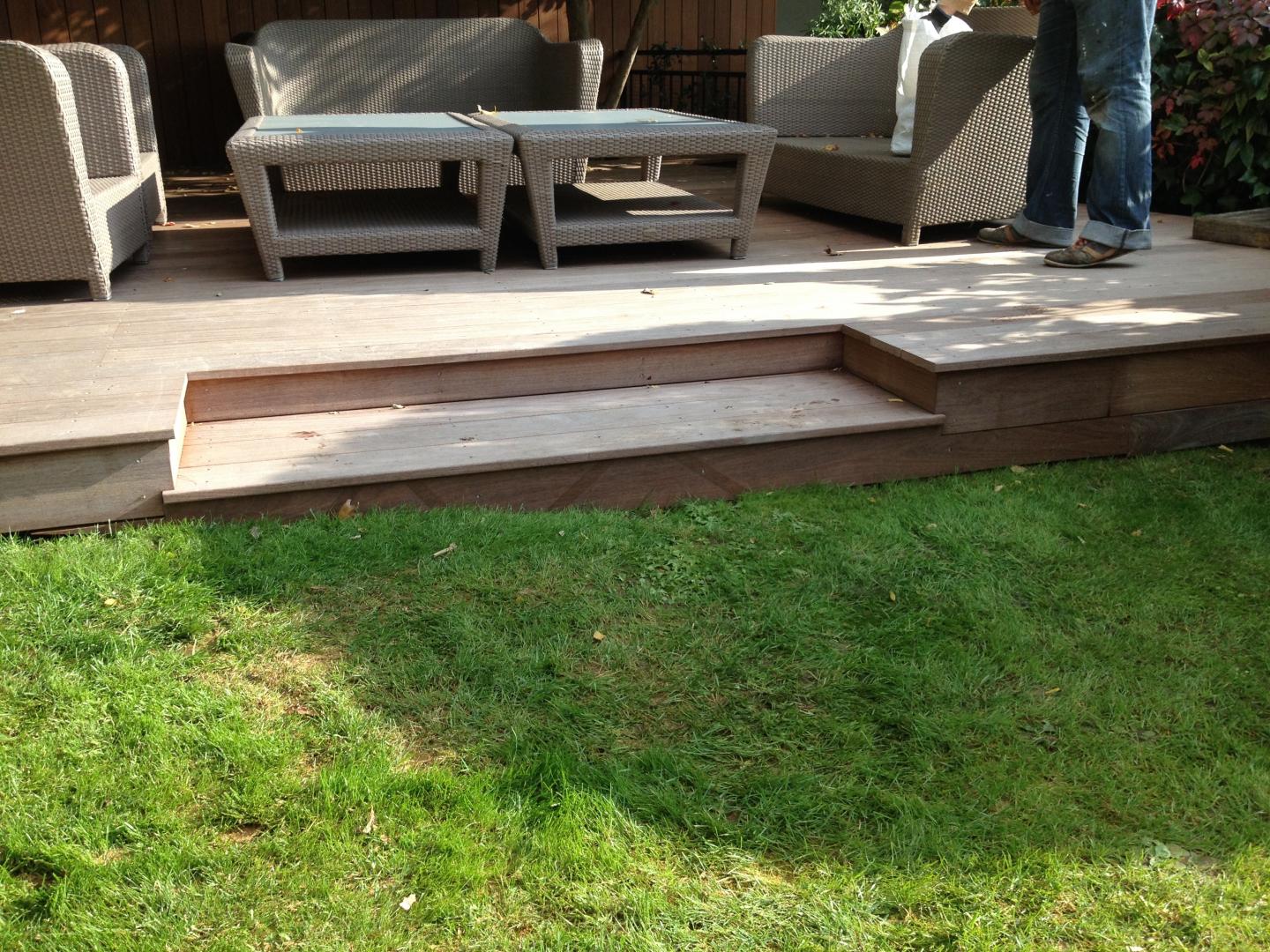 Balcons et Terrasses de France Terrasse Bois avec petit escalier et mobilier de jardin