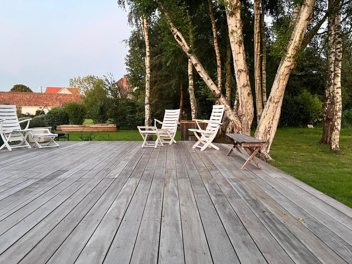 BALCONS ET TERRASSES DE FRANCE Grande terrasse en bois avec mobilier pour profiter de son jardin