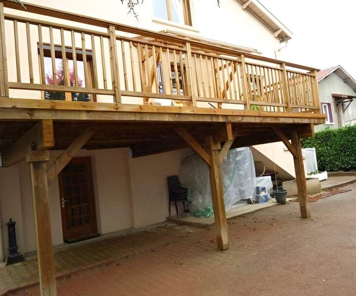 Construction et installation de terrasses en bois sur pilotis.