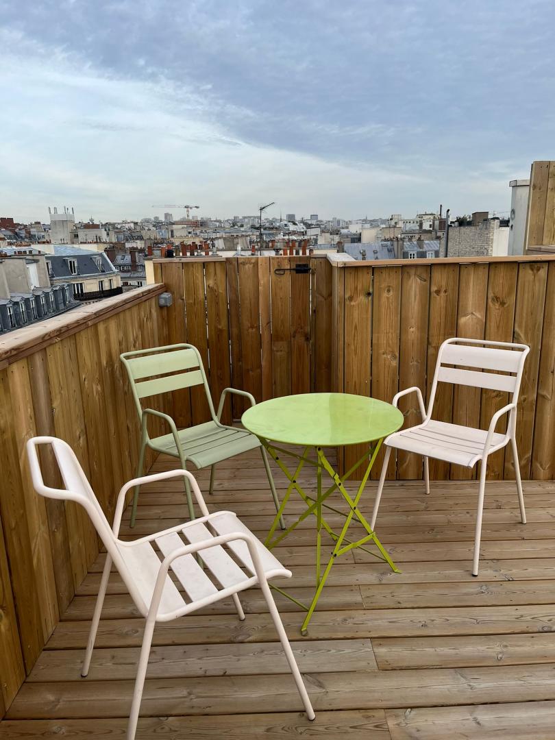 BALCONS ET TERRASSES DE FRANCE Balcons en bois avec mobilier 2 sur les hauteurs de Paris