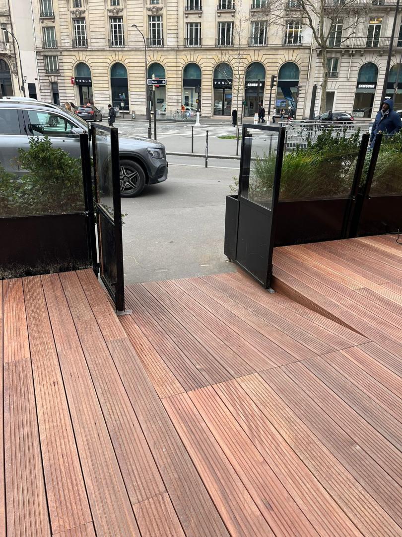 Balcons et Terrasses de France - Grand Café Fauchon Paris Accès PMR sur la terrasse bois du Grand Café Fauchon Paris, Place de la Madeleine 75008
