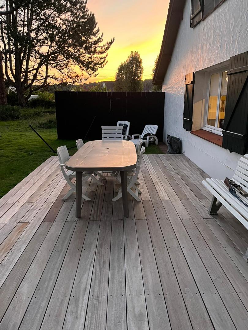 Balcons et Terrasses de France Balcons et Terrasses de France - Terrasse en bois ensoleillé
