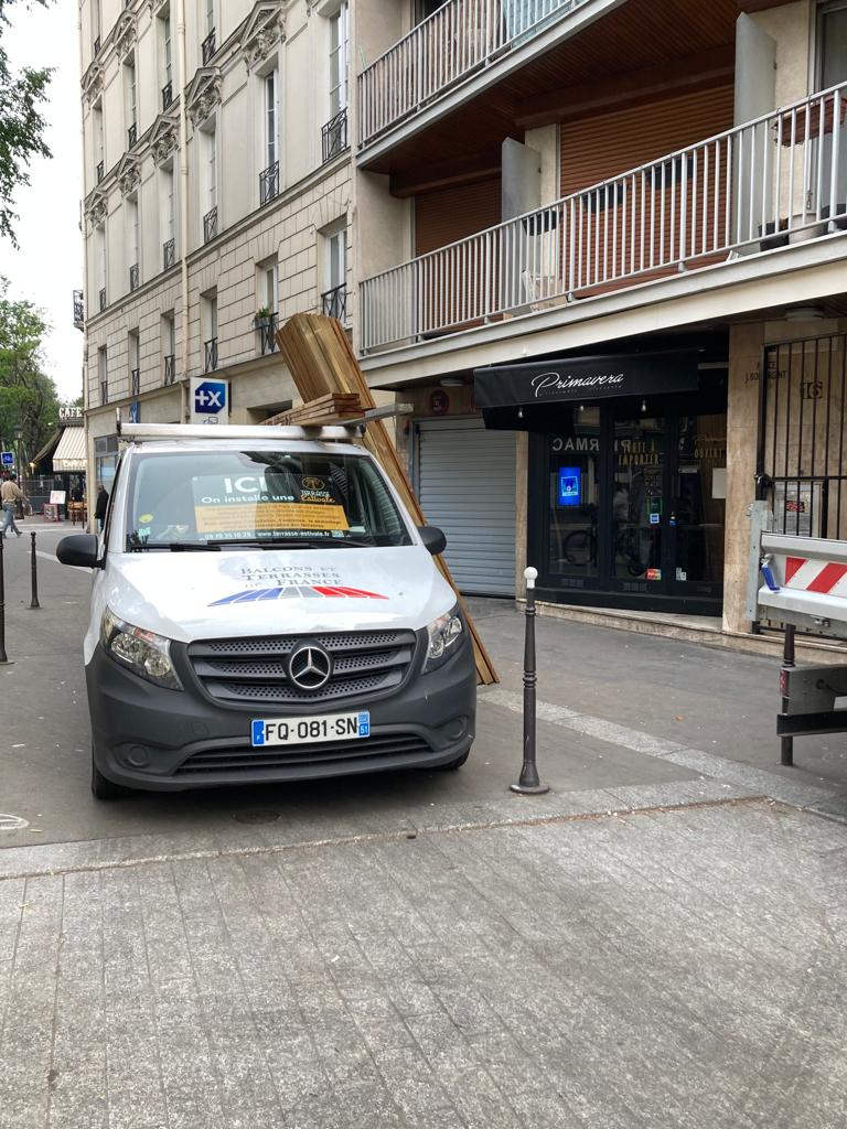 Balcons et Terrasses de France Véhicule chargé de lames de bois - véhicule professionnel - Paris