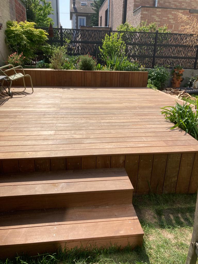 Terrasse en bois Balcons et Terrasses de France - Terrasse en bois clair et chaleureuse