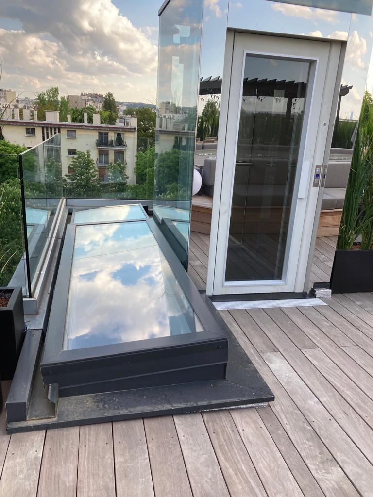 Balcons et Terrasses de France Splendide terrasse en bois sur un toît de Paris