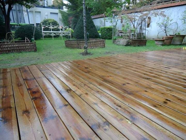 Nous entretenons efficacement votre terrasse en bois.
