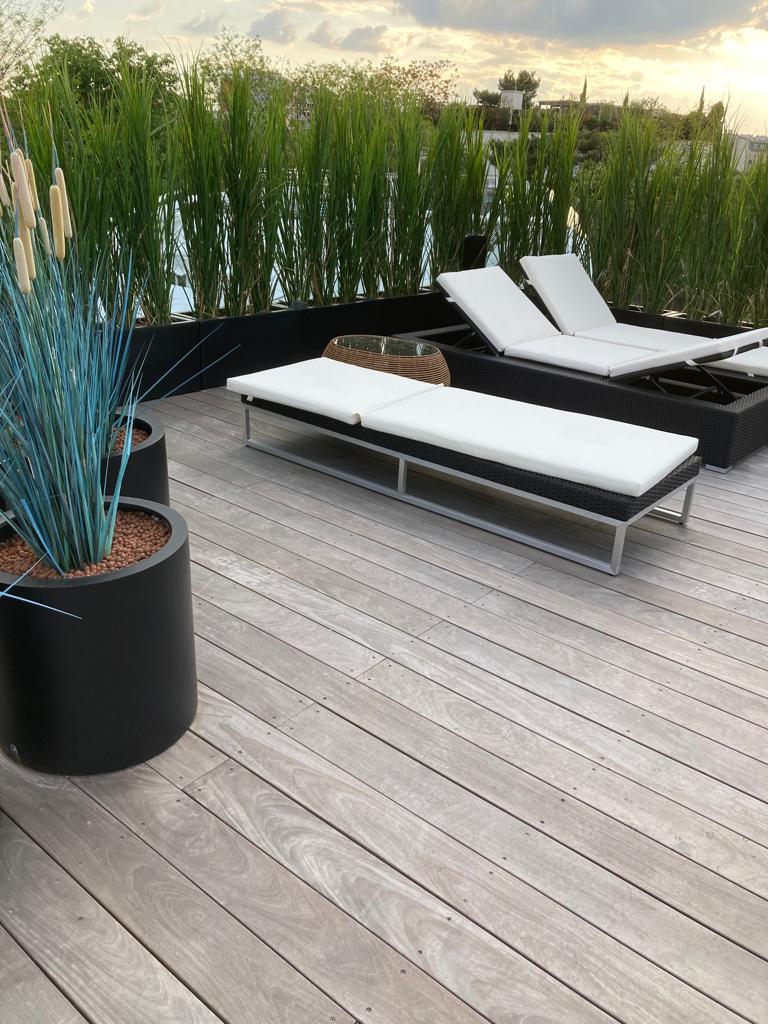 Balcons Et Terrasses De France Terrasse en bois d'excellente qualité avec mobilier très confortable pour se détendre à Paris